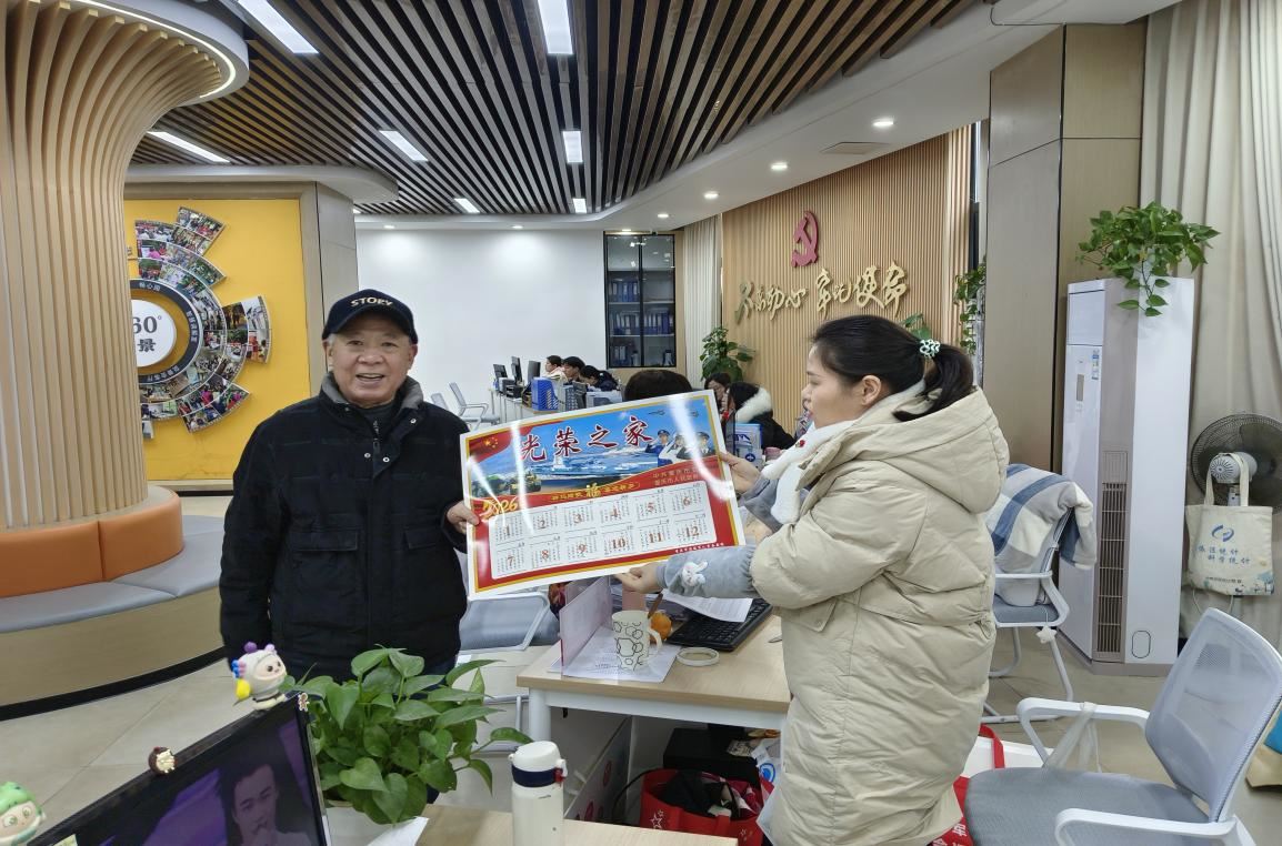 天星桥街道泉景社区开展“送年画暖军心”走访入户活动