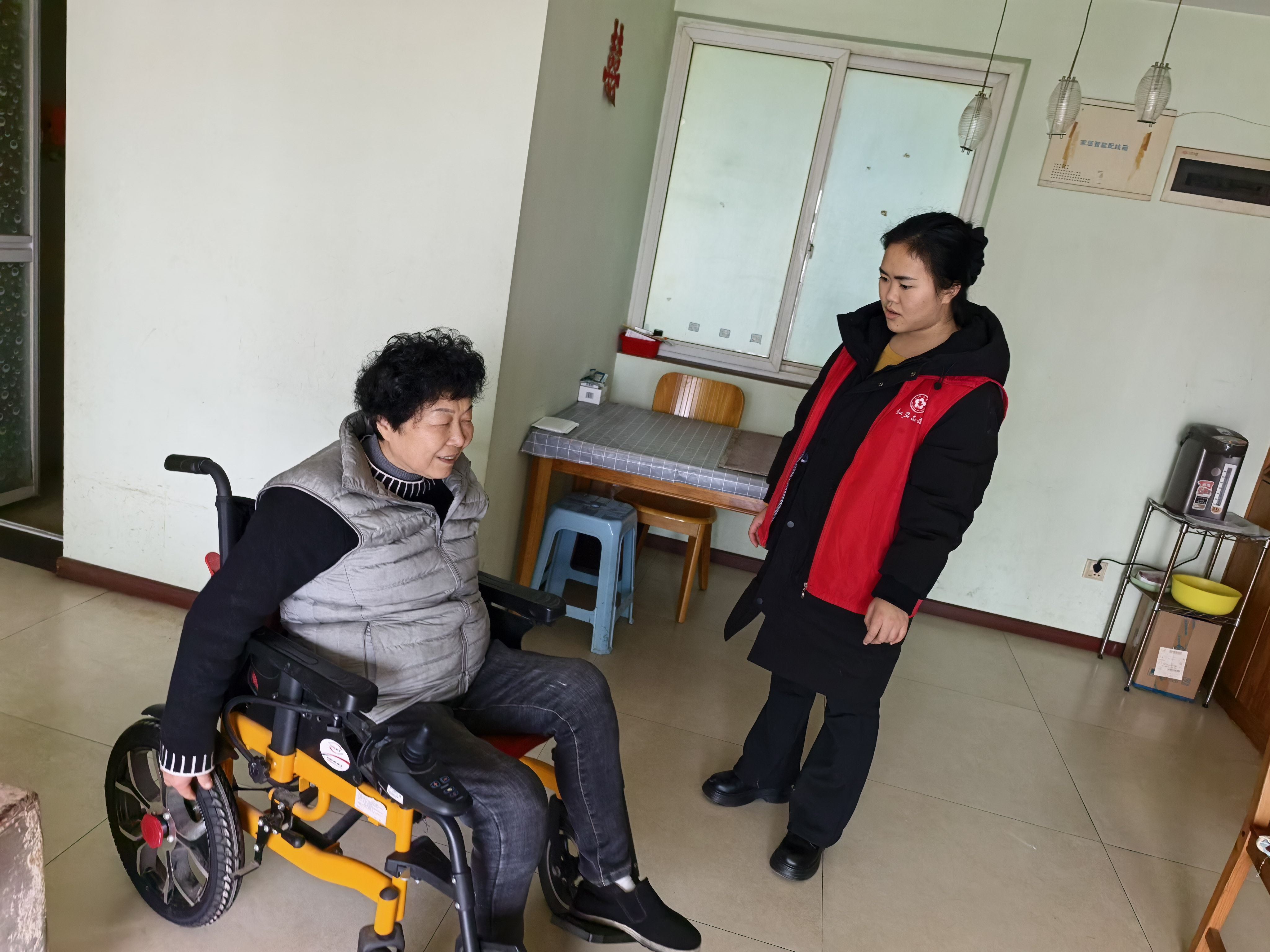 联芳街道香榭里社区开展爱心轮椅送上门活动