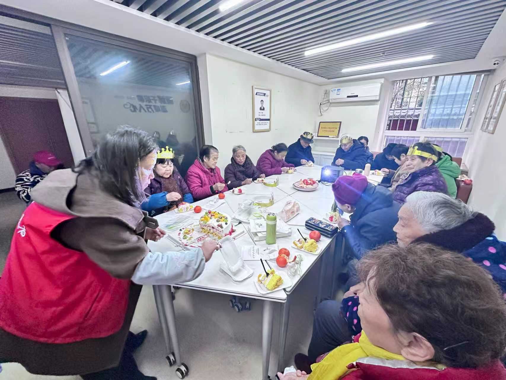 磁器口街道磁建村社区开展“岁月生香，共贺寿辰”集体生日会
