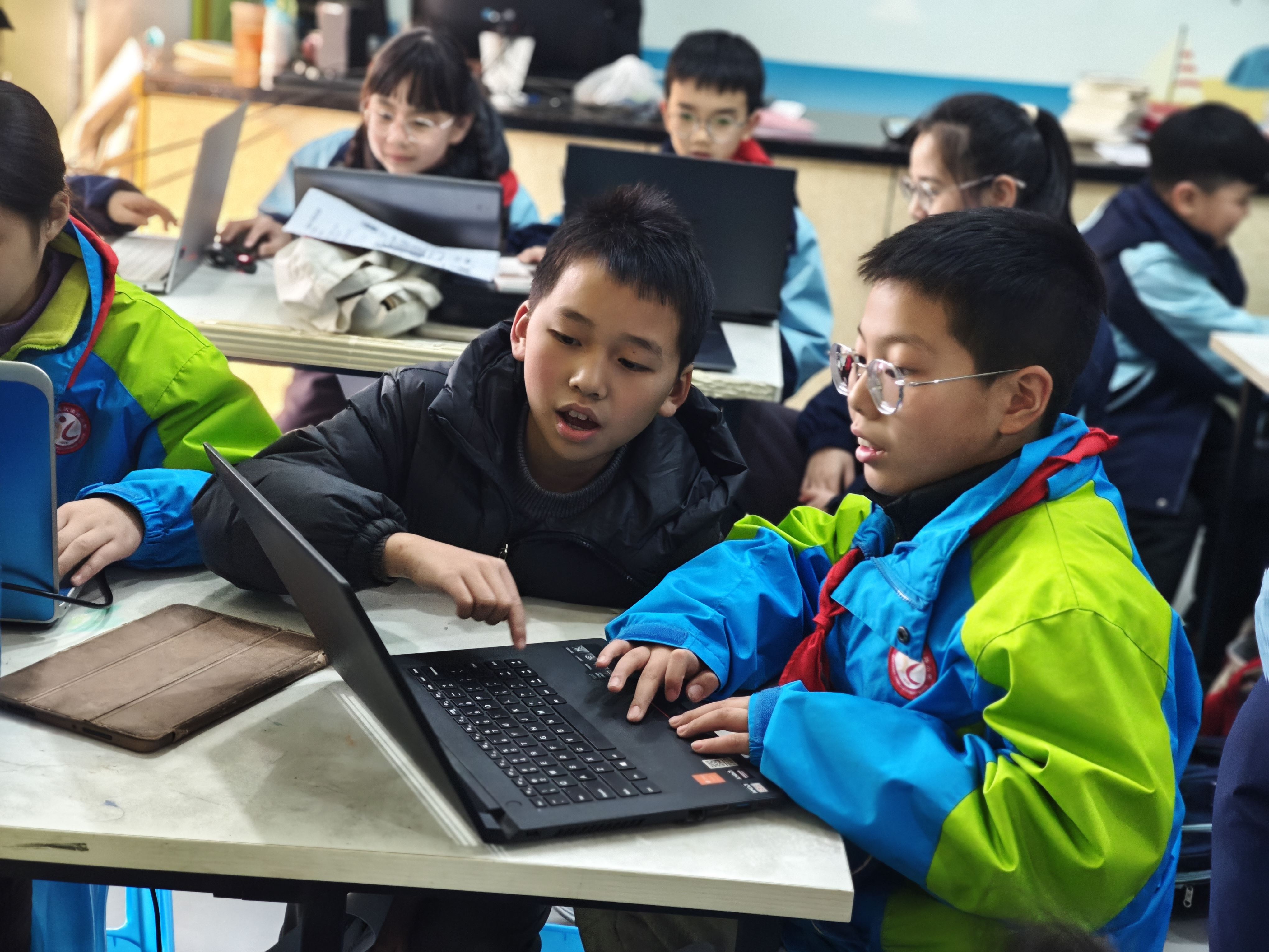 沙坪坝街道松林坡社区“科技筑梦创想未来”青少年科创课程结业比赛活动