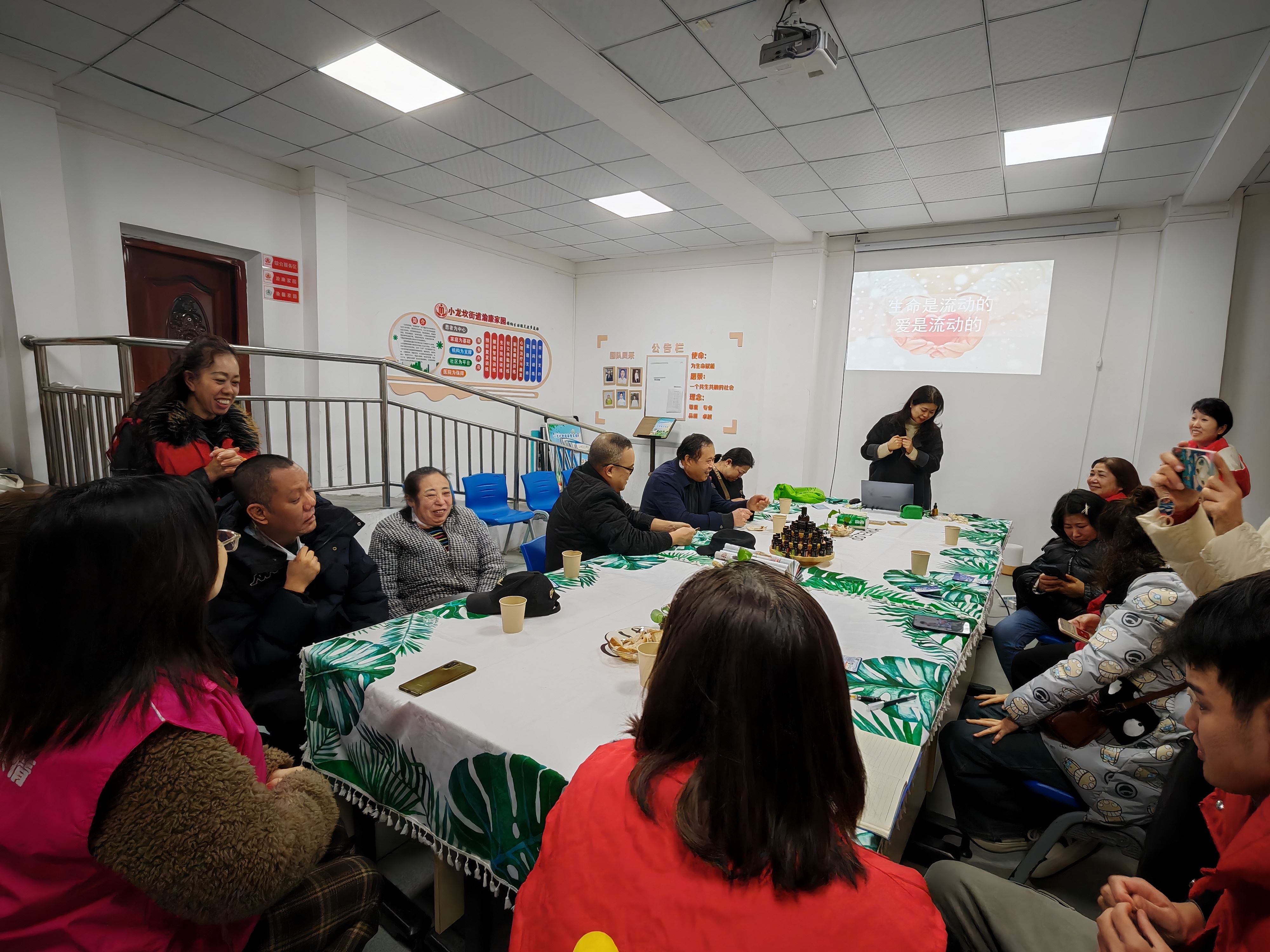 小龙坎街道嘉新社区开展“精油润心，减压赋能”精神关爱主题活动