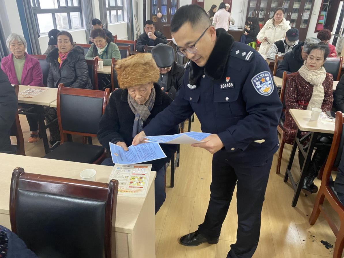 警社联动筑牢防线:小龙坎街道联合派出所开展反电信诈骗宣传活动