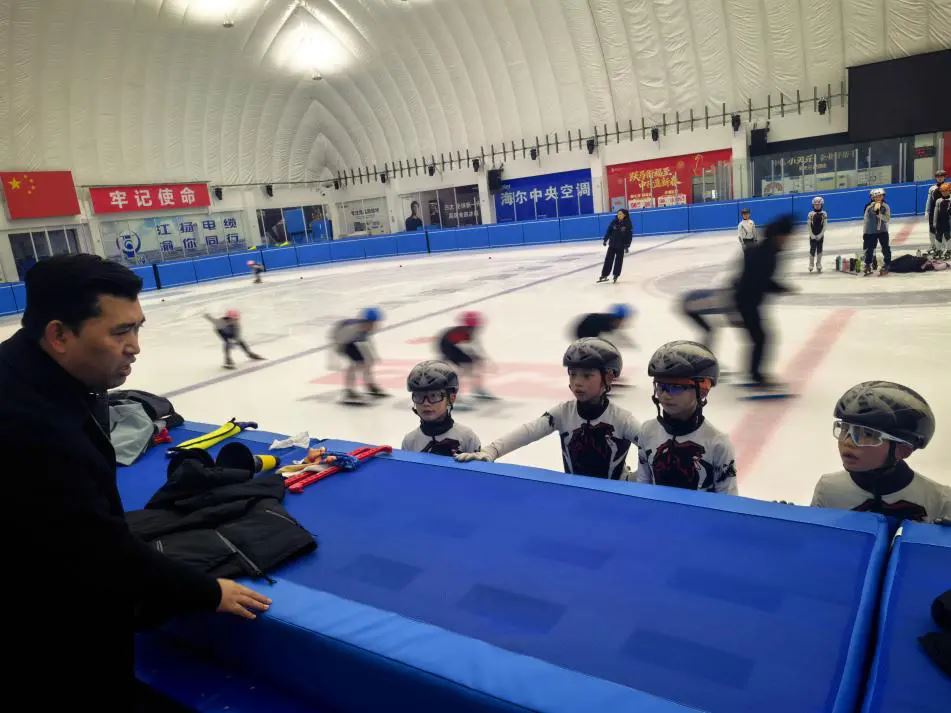 区体育事业发展中心赴重庆之丘国际冰上运动中心看望慰问沙坪坝区短道速滑队员