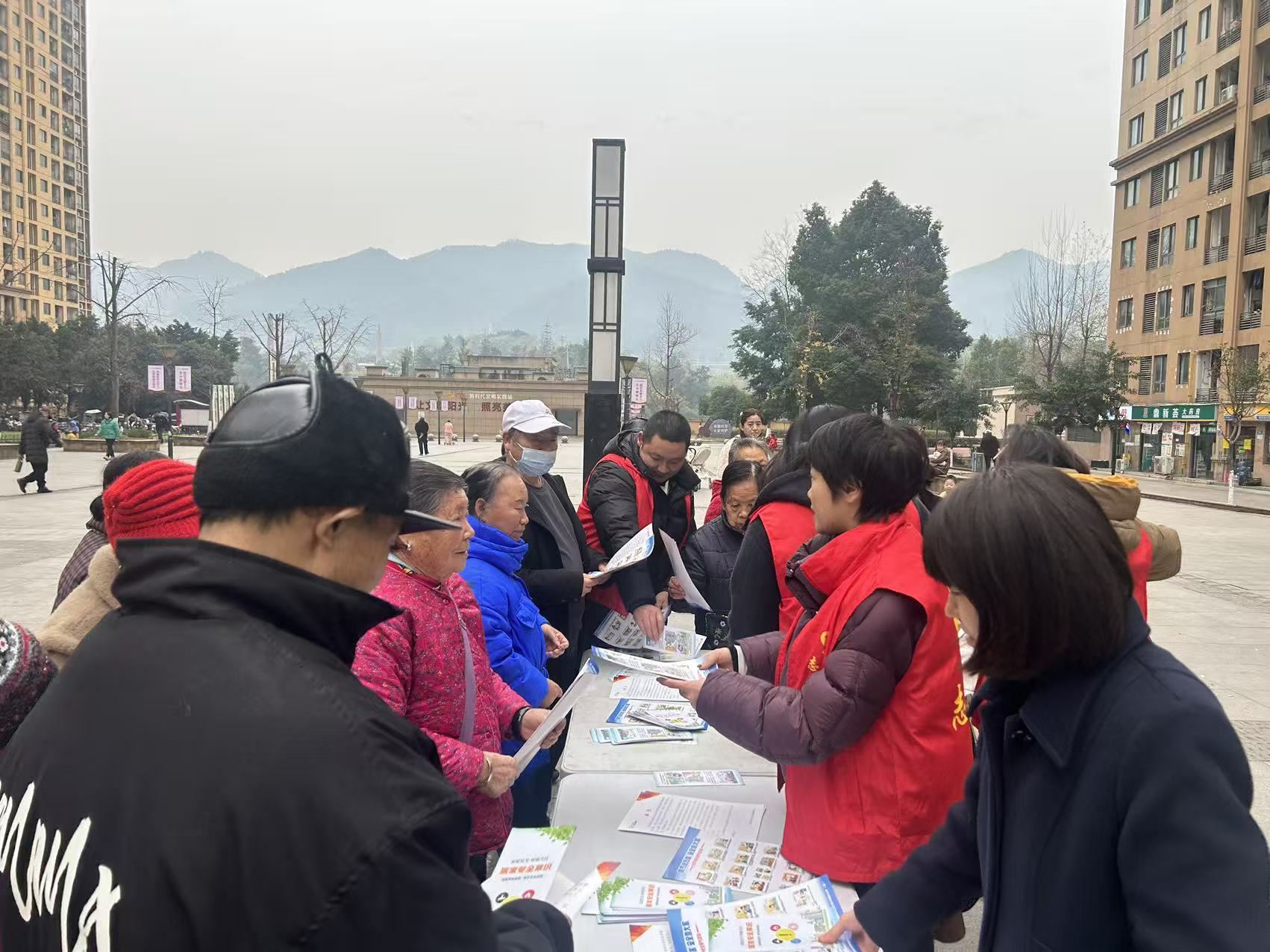 安全宣传进小区筑牢防线护平安