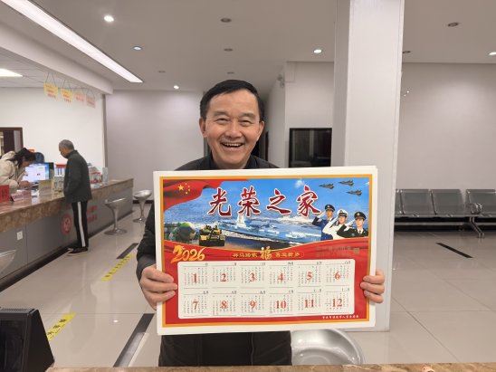 童家桥街道文苑社区:新春送年画情暖退役军人