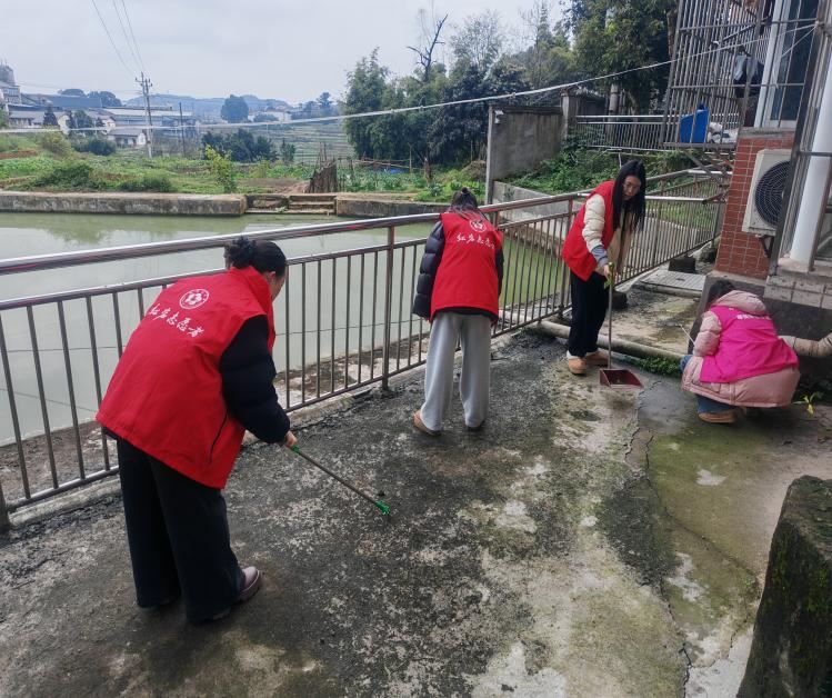 中梁镇：新店子社区开展“河小青”志愿服务活动