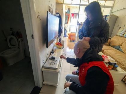 阳光社区网格员入户排查独居老人电器隐患