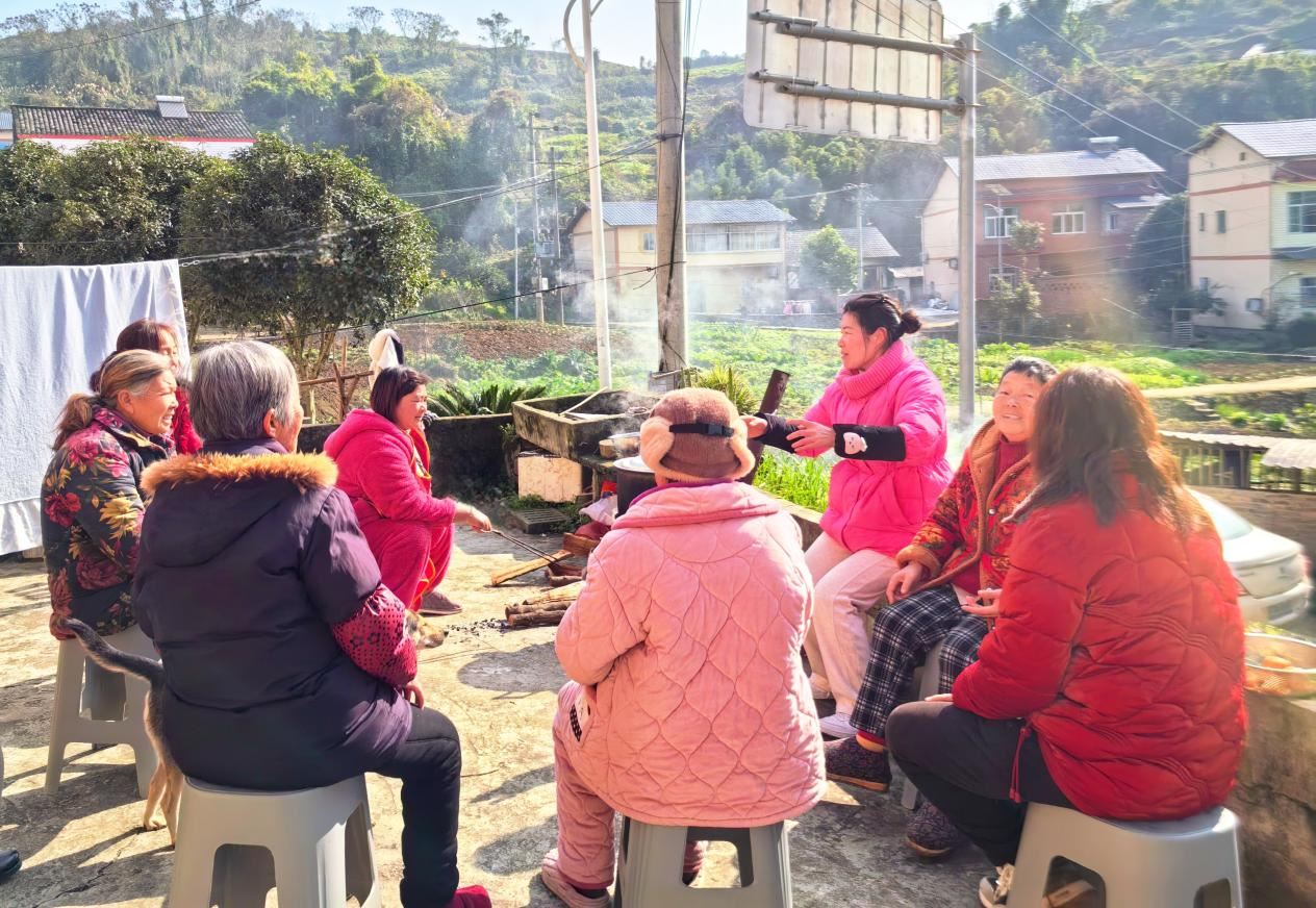 中梁镇：龙泉村开展安全宣传活动